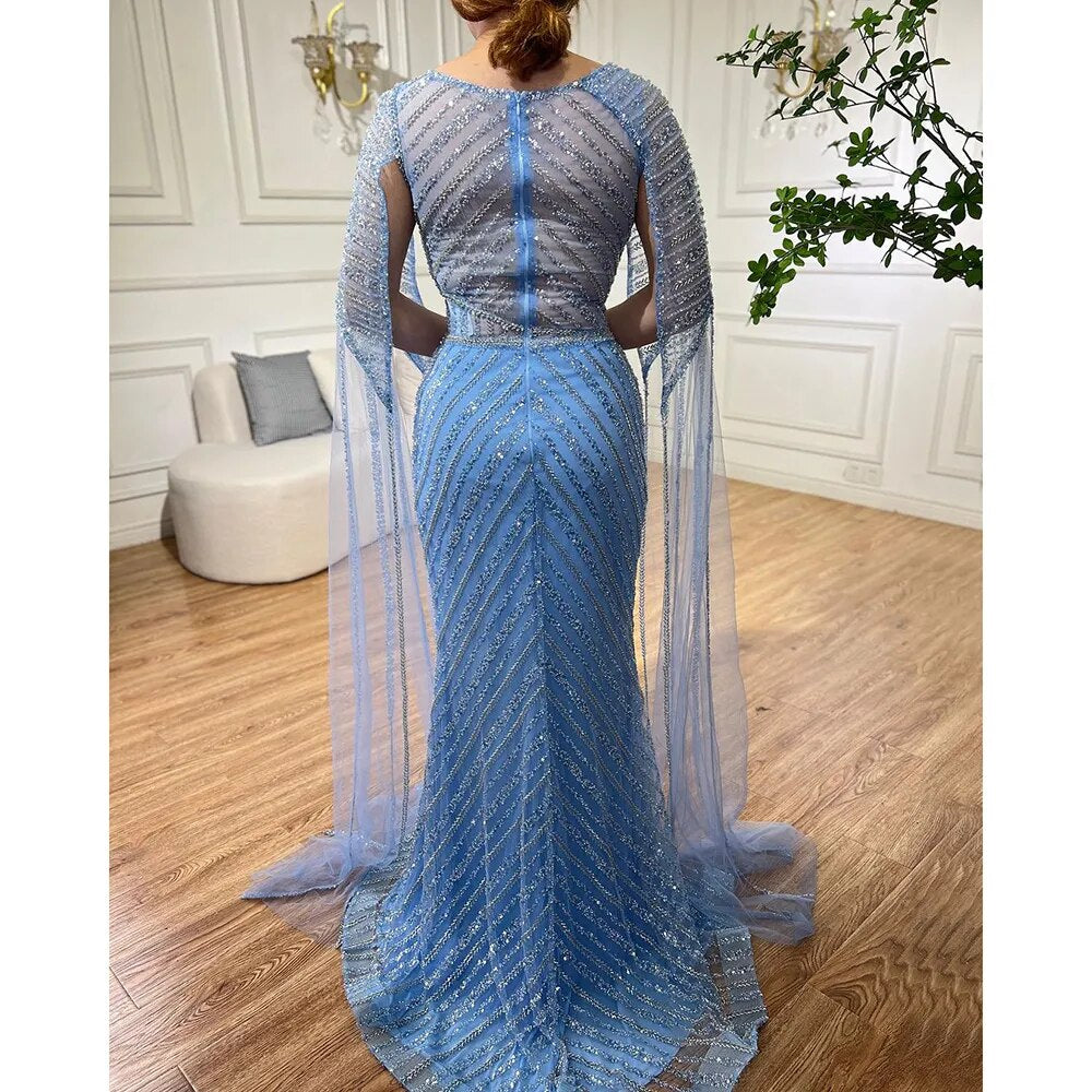 Vestido de noche elegante de sirena azul árabe con mangas tipo capa, abertura y cuentas, ideal para bodas y fiestas (2025) LA72084 