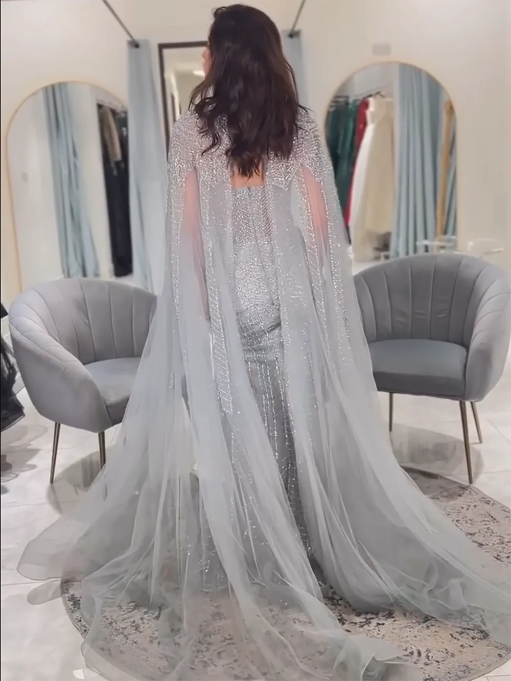 Vestido de noche elegante de sirena árabe gris con mangas tipo capa y lujosos bordados con cuentas para mujer, ideal para bodas y fiestas 2025 LA72247 