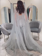 Vestido de noche elegante de sirena árabe gris con mangas tipo capa y lujosos bordados con cuentas para mujer, ideal para bodas y fiestas 2025 LA72247 