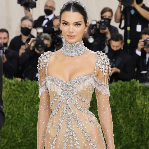 Robe de soirée élégante style sirène, couleur chair, décolleté en cœur, perles et pompons, style arabe, sans retour ni remboursement, modèle LA71540 