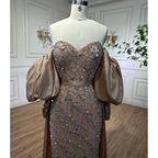 Vestidos de noche estilo sirena, sin tirantes, con mangas abullonadas y bordados en satén color oliva árabe, ideales para bodas y fiestas (modelo LA71120A). 