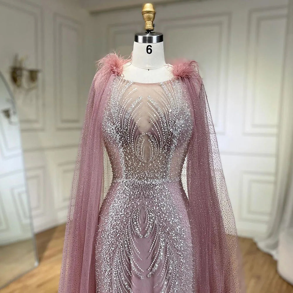 Vestido de noche árabe rosa estilo sirena con elegantes mangas tipo capa con plumas y cuentas para mujer, ideal para fiestas (2025) LA71709A 