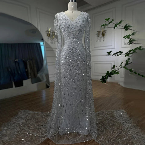 Vestido de noche de lujo blanco con plumas y mangas tipo capa LA72160