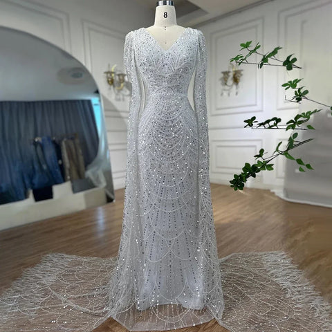 Vestido de noche de lujo blanco con plumas y mangas tipo capa LA72160