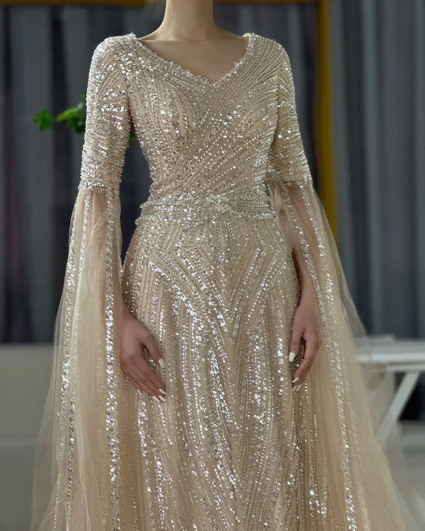 Vestido de noche árabe saudí de corte A color caramelo con cuentas y mangas tipo capa para bodas (LA72798) 