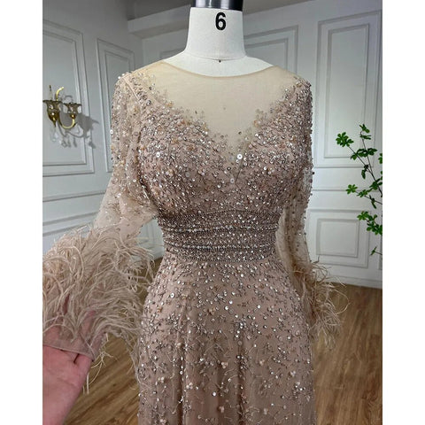 Elegantes vestidos de noche de manga larga con plumas color champán LA71654