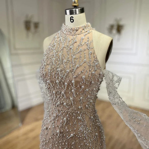 Robe de soirée luxueuse couleur chair ornée de perles et de gants LA72345