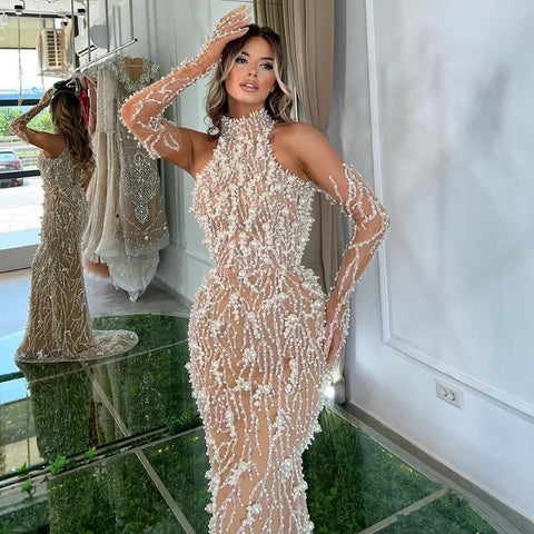 Robe de soirée luxueuse couleur chair ornée de perles et de gants LA72345