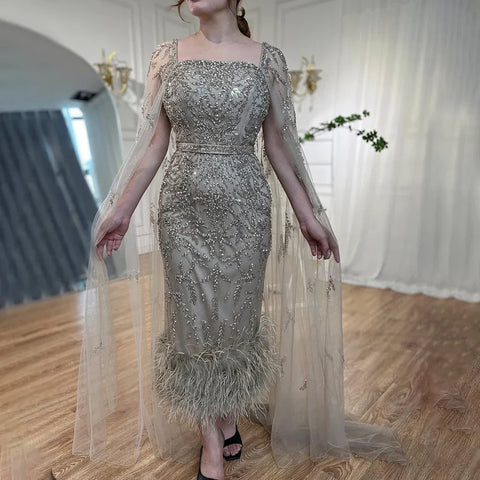 Robe de soirée de luxe lilas sirène longueur cheville, plumes et perles, avec cape LA71841 