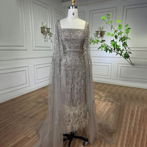 Robe de soirée de luxe lilas sirène longueur cheville, plumes et perles, avec cape LA71841 