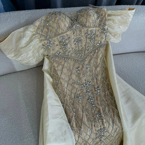 Vestido de noche de sirena con cuentas color piel, hombros descubiertos, chal y detalles de cristal para ocasiones formales 2025 LA72819