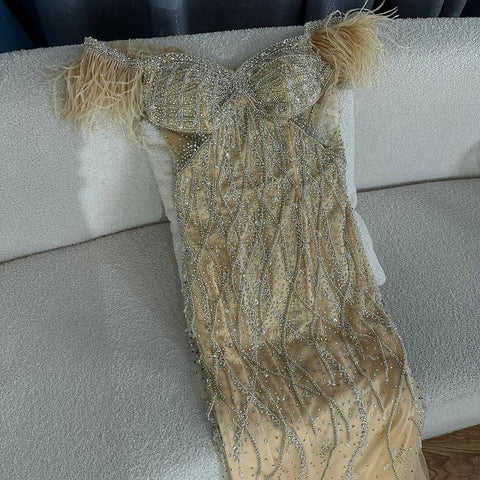 Vestido de noche de sirena con cuentas color piel y detalle de plumas para ocasiones formales 2025 LA72818 