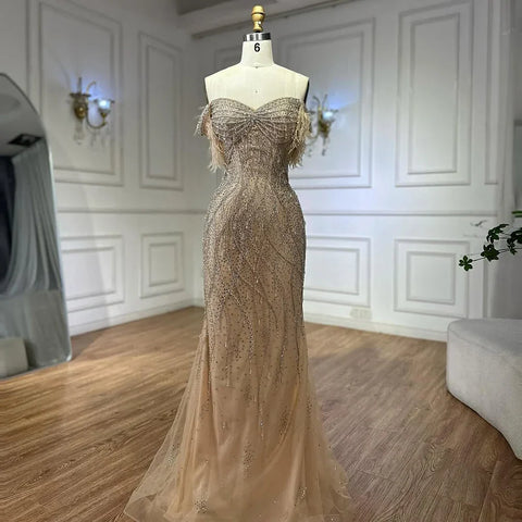Vestido de noche de sirena con cuentas color piel y detalle de plumas para ocasiones formales 2025 LA72818 