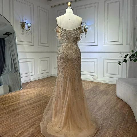 Vestido de noche de sirena con cuentas color piel y detalle de plumas para ocasiones formales 2025 LA72818 