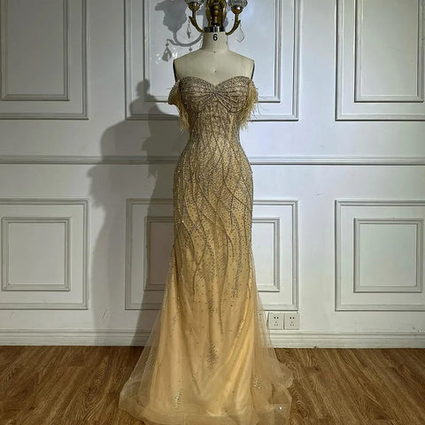 Vestido de noche de sirena con cuentas color piel y detalle de plumas para ocasiones formales 2025 LA72818 