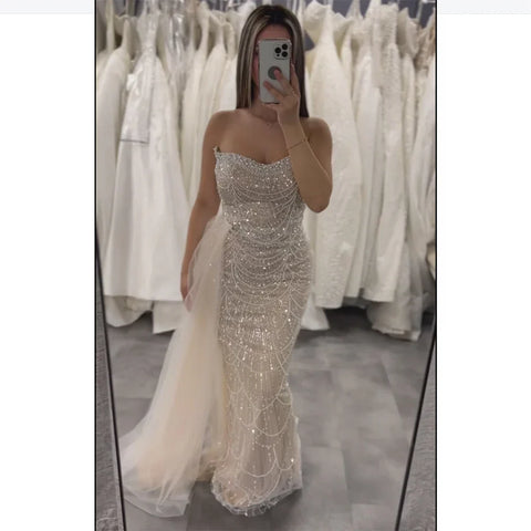 Vestido de noche color piel, sin tirantes, con cuentas y cola lateral transparente para ocasiones formales LA72886 2025