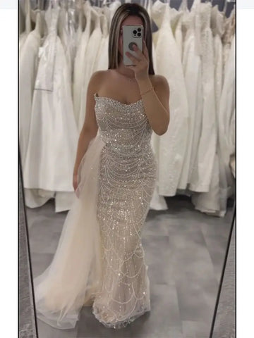 Vestido de noche color piel, sin tirantes, con cuentas y cola lateral transparente para ocasiones formales LA72886 2025