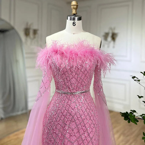 Vestido de noche rosa de lujo con plumas y mangas tipo capa LA72169B
