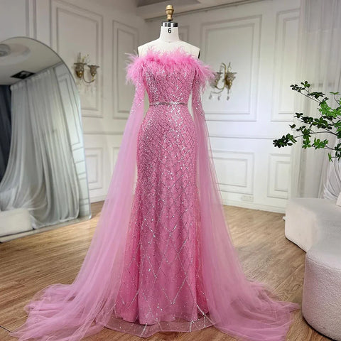 Vestido de noche rosa de lujo con plumas y mangas tipo capa LA72169B