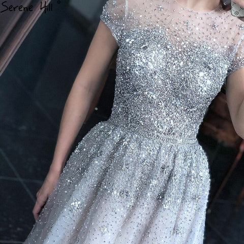Vestido de noche de tul plateado estilo A, corte en A, estilo Dubái, manga corta, con pedrería, diseño LA70715 