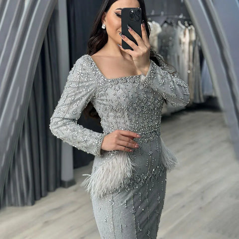 Vestido de noche de corte sirena gris plateado con plumas, largo hasta la rodilla, LA71669L