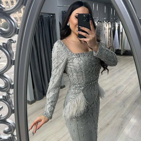 Vestido de noche de corte sirena gris plateado con plumas, largo hasta la rodilla, LA71669L
