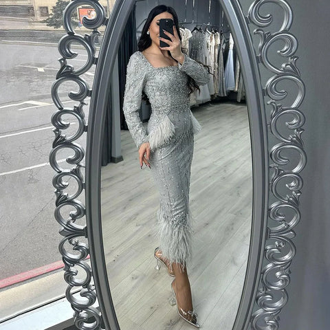 Vestido de noche de corte sirena gris plateado con plumas, largo hasta la rodilla, LA71669L