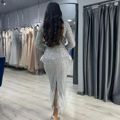 Vestido de noche de corte sirena gris plateado con plumas, largo hasta la rodilla, LA71669L