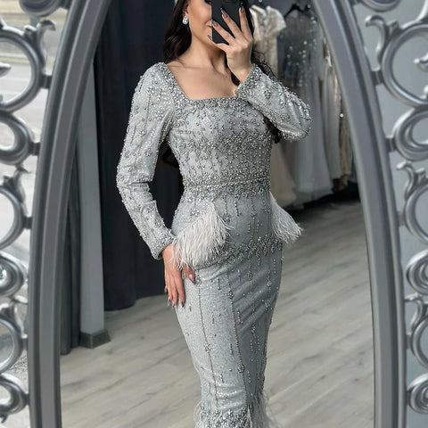 Vestido de noche de corte sirena gris plateado con plumas, largo hasta la rodilla, LA71669L
