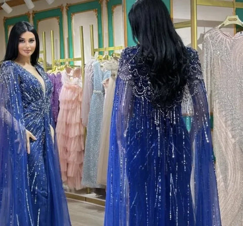 Vestido de noche sirena turquesa con cuentas y capa LA72168A