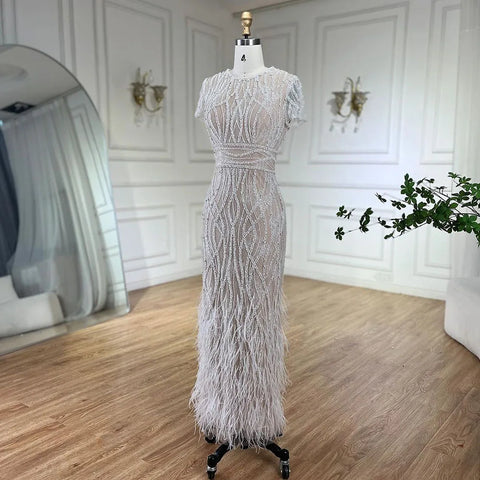 Vestido de noche blanco nude hasta los tobillos con cuentas y plumas LA72076A