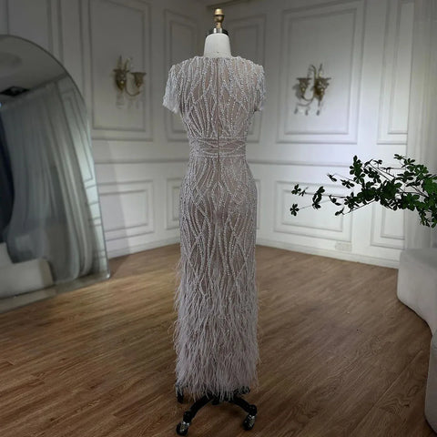 Vestido de noche blanco nude hasta los tobillos con cuentas y plumas LA72076A