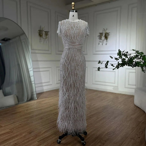 Vestido de noche blanco nude hasta los tobillos con cuentas y plumas LA72076A