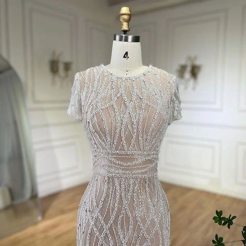 Vestido de noche blanco nude hasta los tobillos con cuentas y plumas LA72076A