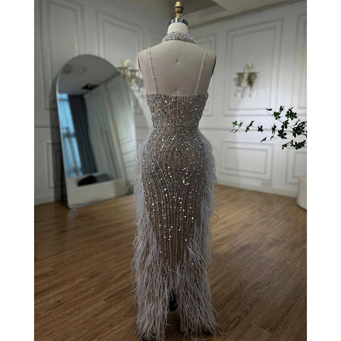 Vestido de noche de sirena color nude blanco con tirantes finos, plumas y cuentas LA72047