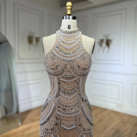 Vestidos de noche elegantes de sirena con cuello halter, sin mangas y cuentas de perlas color nude plateado 2025 para mujer LA72091 