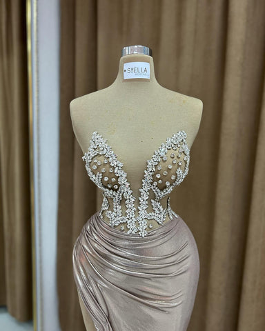 Robe de bal sexy en satin fendue sur le devant, sans bretelles et sans manches