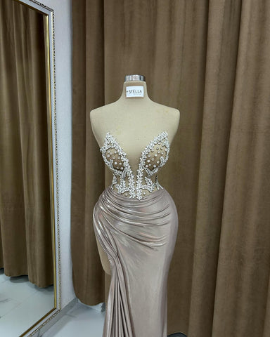 Robe de bal sexy en satin fendue sur le devant, sans bretelles et sans manches