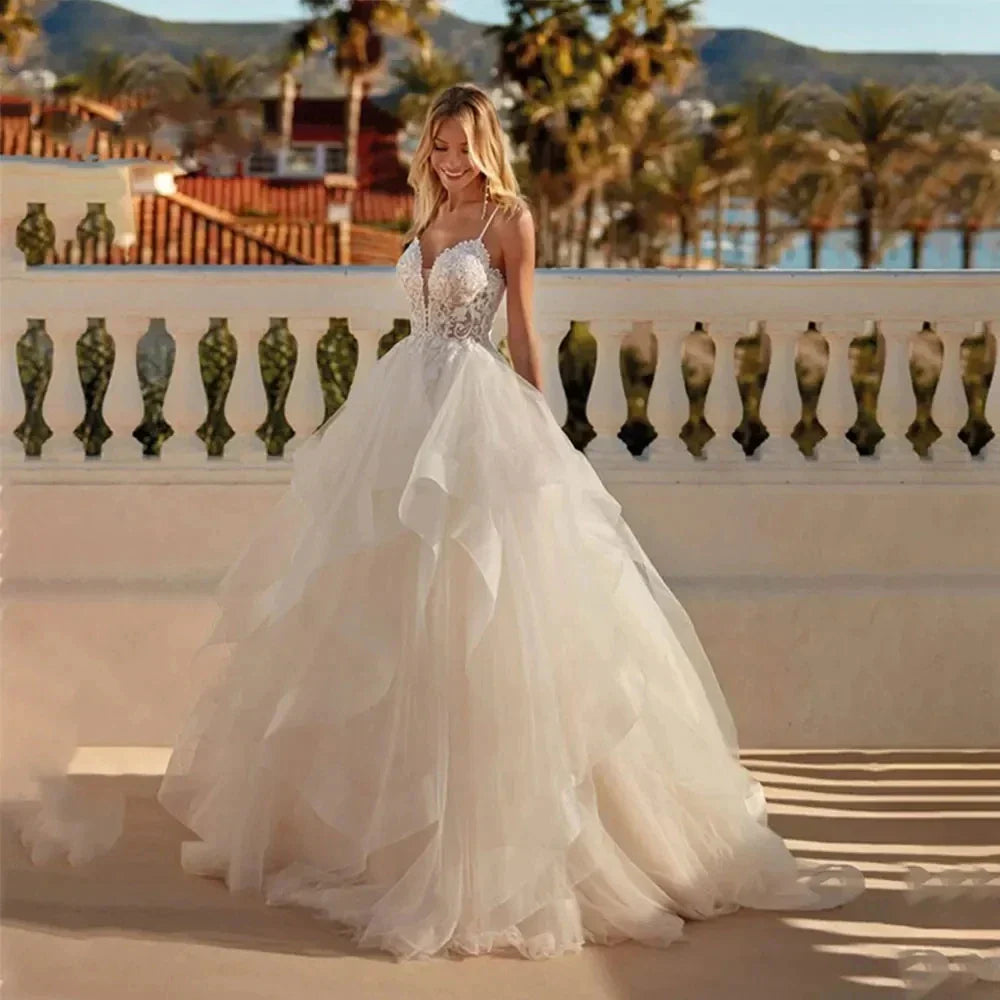 Robes de mariée sexy à décolleté en V ornées d'appliques en dentelle, robes de bal exquises en tulle à volants et coupe trapèze pour femme, robes de mariée formelles pour une soirée à la plage