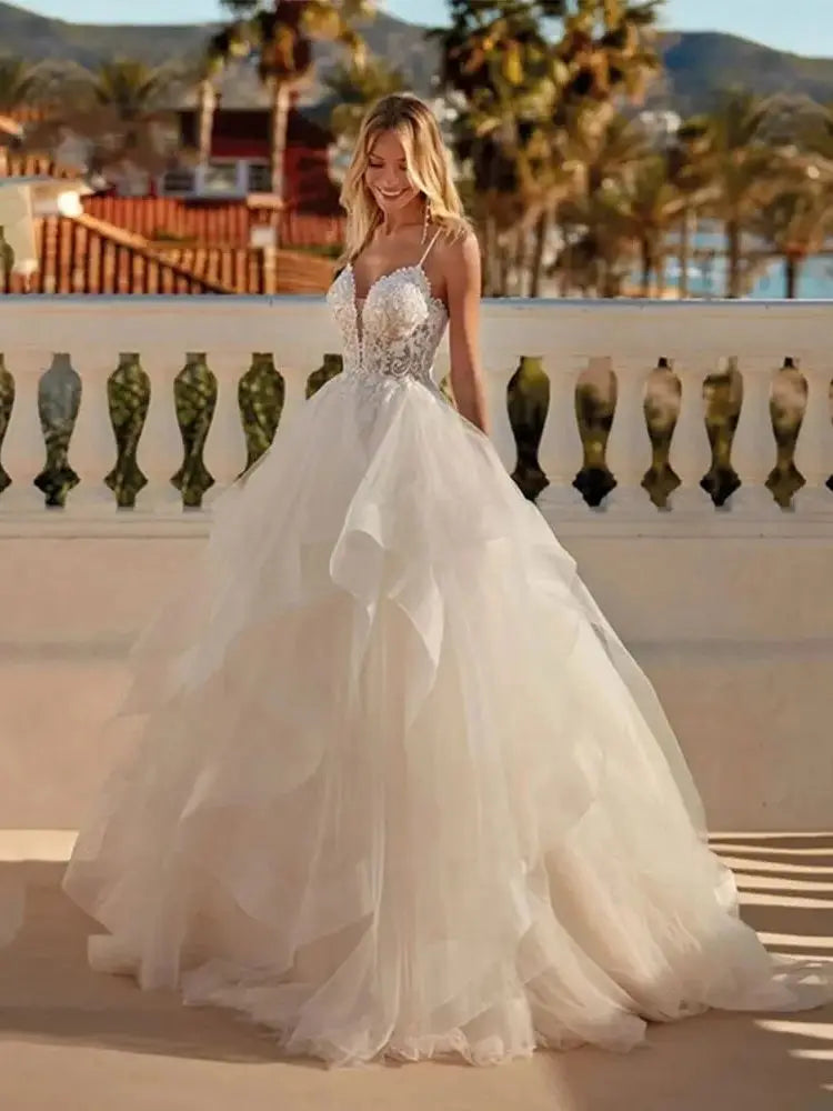 Robes de mariée sexy à décolleté en V ornées d'appliques en dentelle, robes de bal exquises en tulle à volants et coupe trapèze pour femme, robes de mariée formelles pour une soirée à la plage