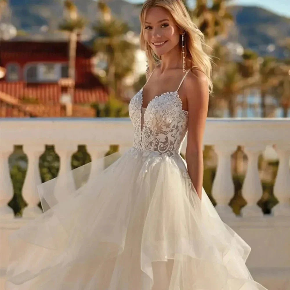 Robes de mariée sexy à décolleté en V ornées d'appliques en dentelle, robes de bal exquises en tulle à volants et coupe trapèze pour femme, robes de mariée formelles pour une soirée à la plage