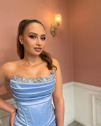 Robe de bal sirène longue et sexy bleue, sans bretelles, en dentelle et strass, avec fente