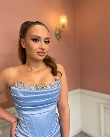 Vestido de sirena largo, sexy, azul, sin tirantes, de encaje, con pedrería y abertura.