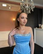 Robe de bal sirène longue et sexy bleue, sans bretelles, en dentelle et strass, avec fente