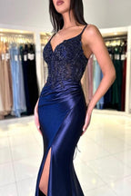 Vestido de fiesta largo, sexy, azul marino, corte sirena, escote en V, tirantes finos, encaje y abertura.