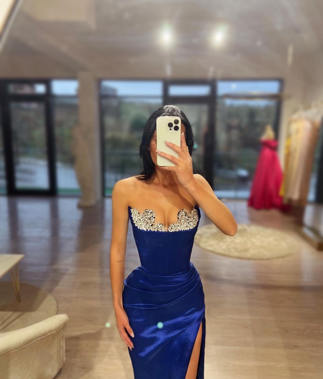 Robe de bal longue et sexy bleu roi, sans manches, ornée de strass et fendue