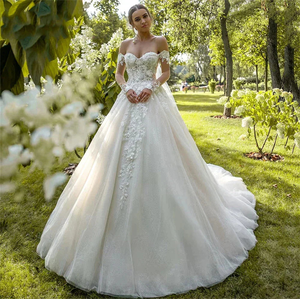 Vestidos de novia sexis con hombros descubiertos, espalda descubierta y escote asimétrico. Fascinante vestido de novia bohemio con tirantes finos y apliques de encaje. 