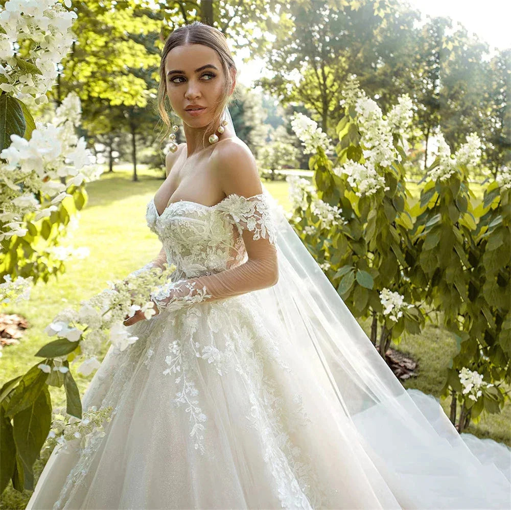 Vestidos de novia sexis con hombros descubiertos, espalda descubierta y escote asimétrico. Fascinante vestido de novia bohemio con tirantes finos y apliques de encaje. 