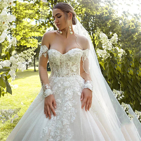 Robe de mariée sexy à épaules dénudées et dos nu, élégante et fascinante, à fines bretelles et dentelle bohème. 