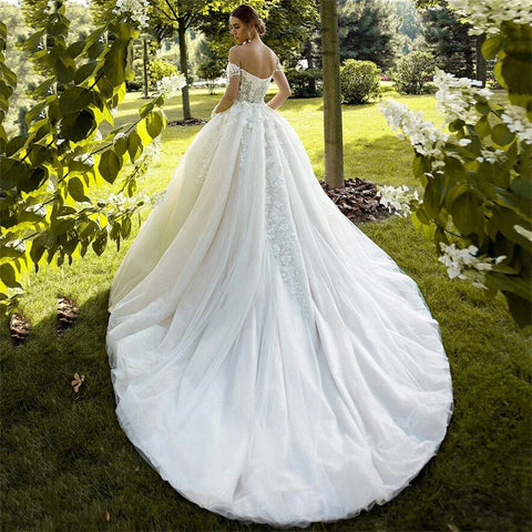 Robe de mariée sexy à épaules dénudées et dos nu, élégante et fascinante, à fines bretelles et dentelle bohème. 